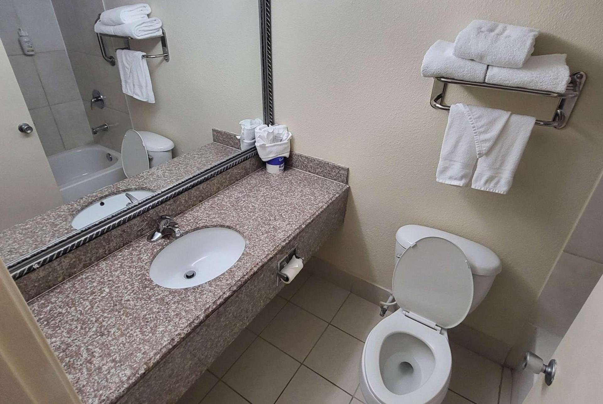 Ramada by Wyndham Houston Intercontinental Airport East photo 22