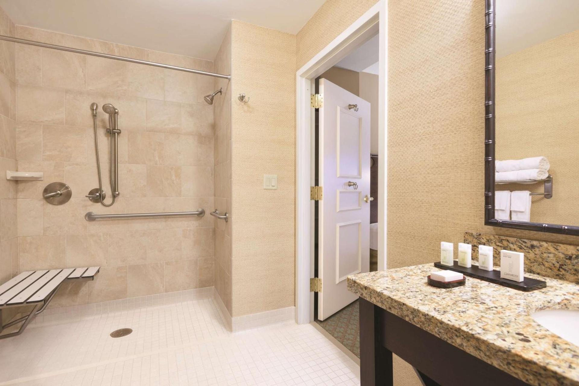 Embassy Suites Savannah Historic District photo 32