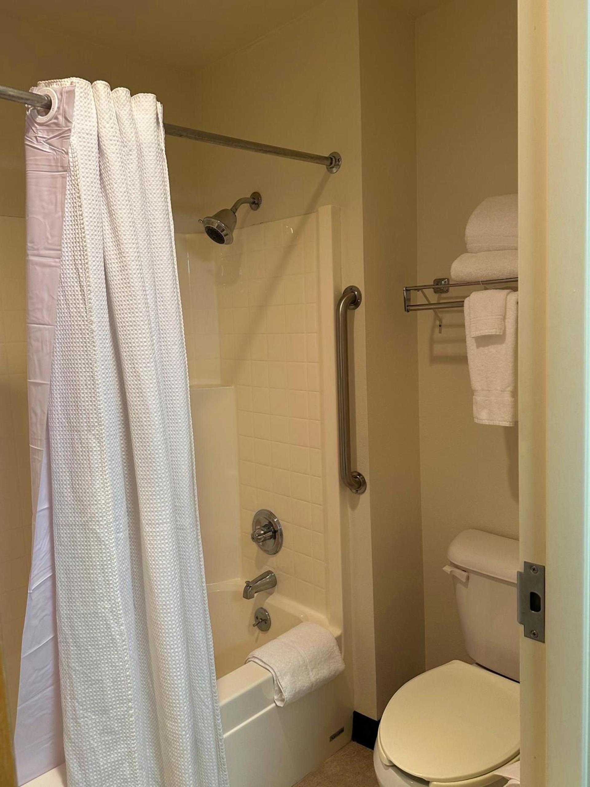 Peppermill Empress Inn photo 35