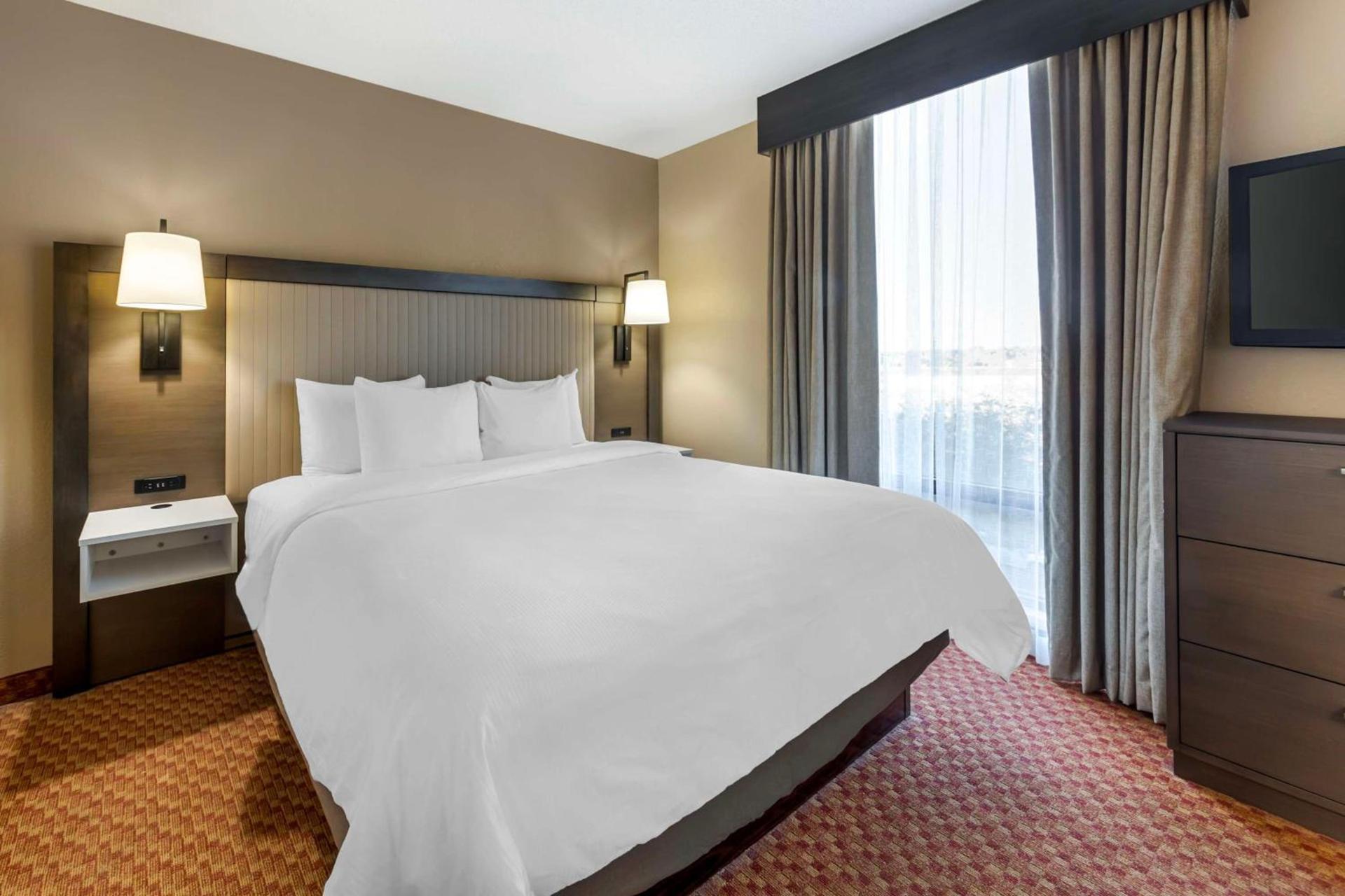 Best Western Plus Kendall Hotel & Suites photo 41