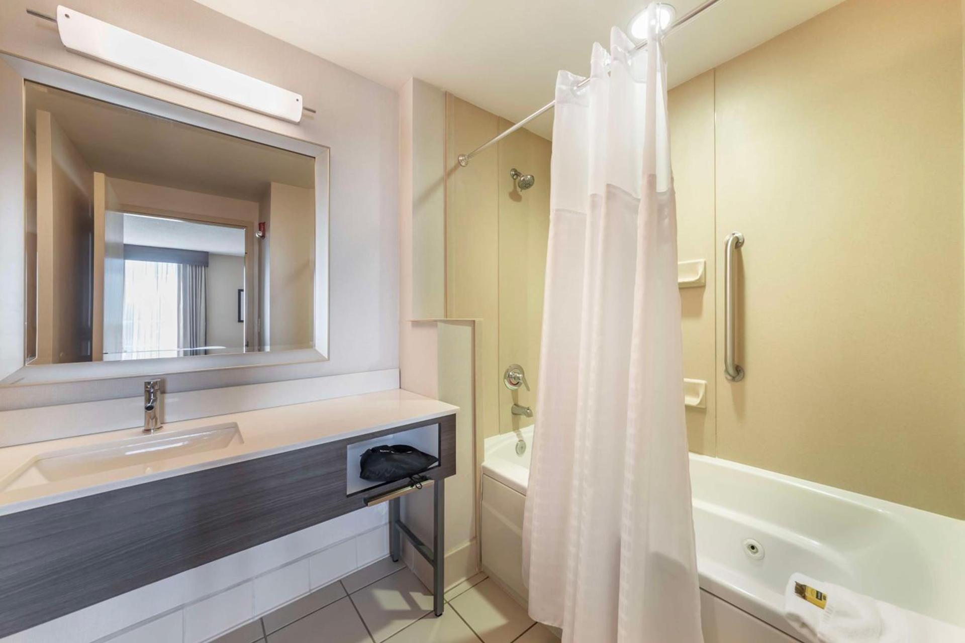 Best Western Plus Kendall Hotel & Suites photo 7