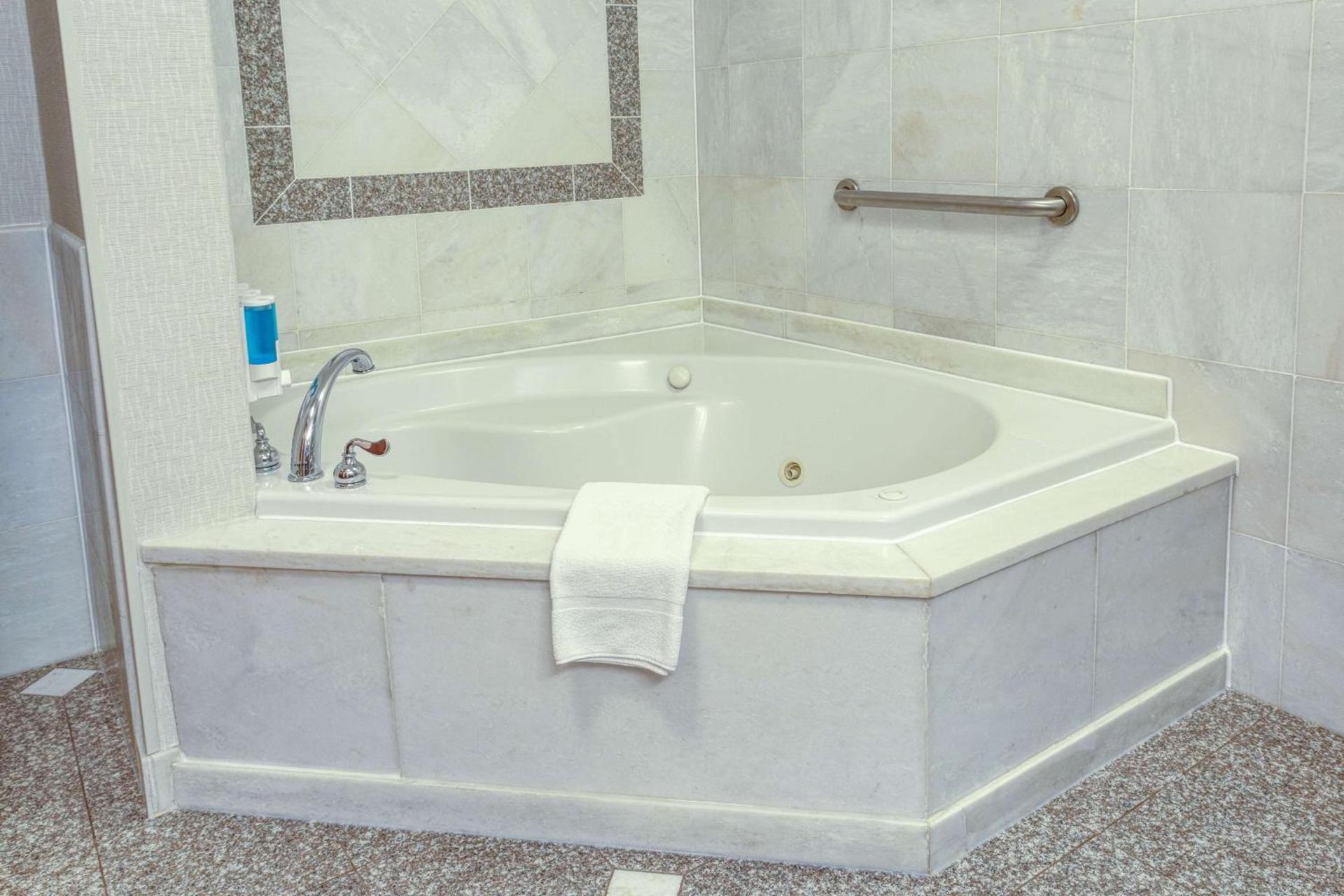 Drury Inn & Suites Indianapolis Northeast photo 26