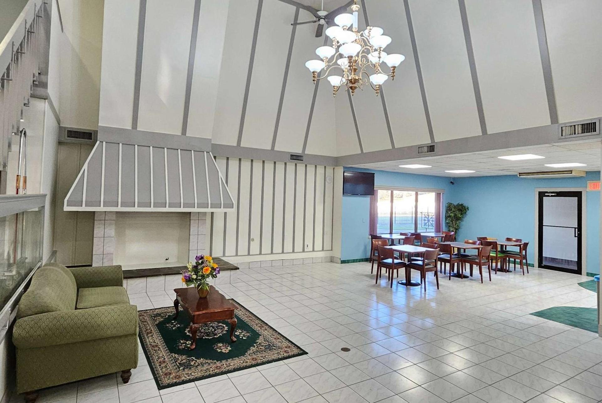Days Inn by Wyndham Berlin Meriden photo 3