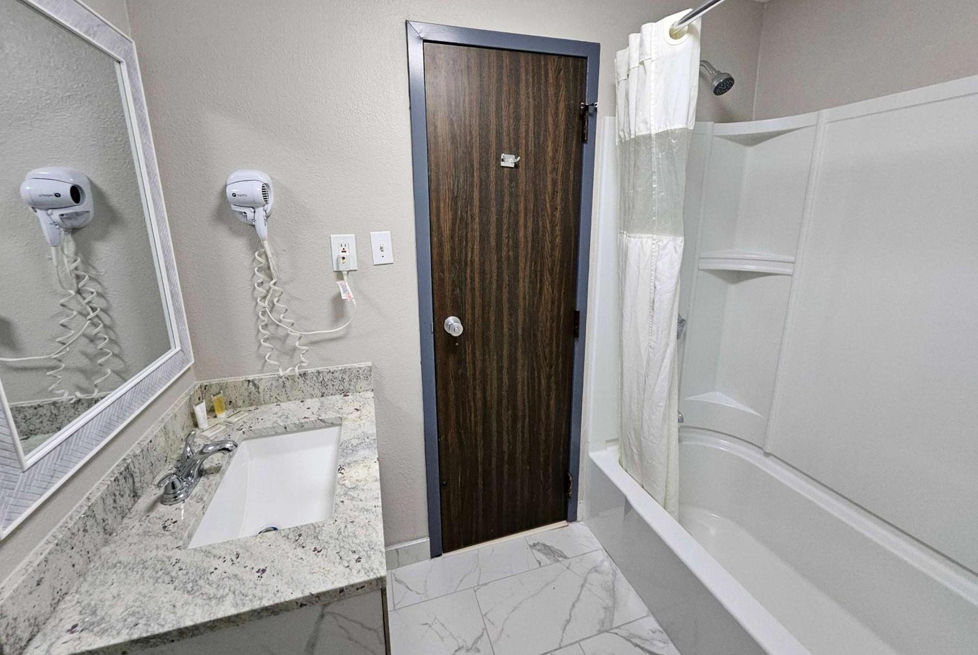 Days Inn by Wyndham Berlin Meriden photo 9