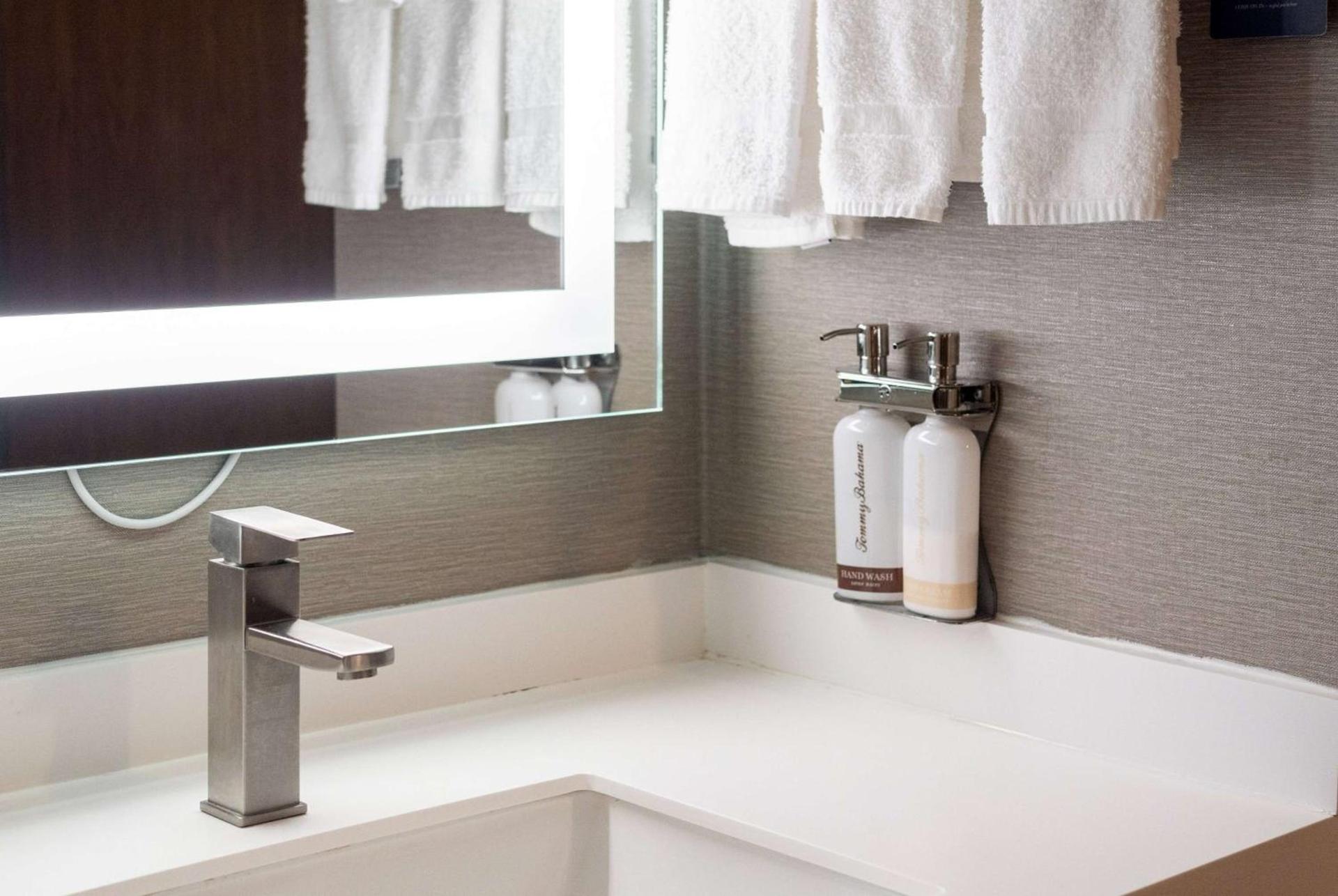 Baymont by Wyndham Anderson photo 9