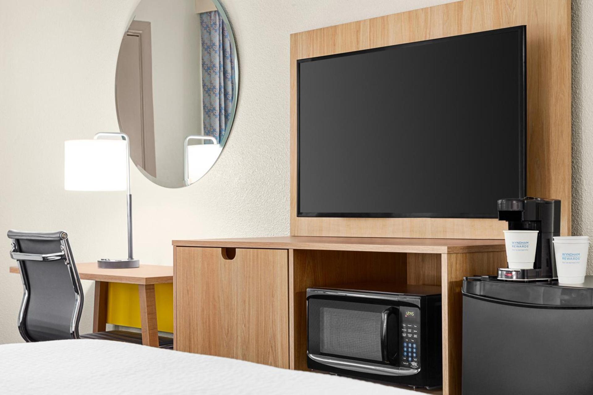 Days Inn by Wyndham Paris photo 2