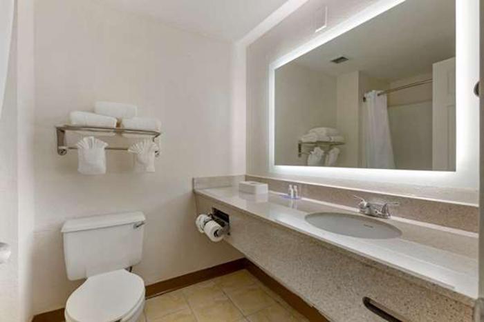Suburban Studios Raleigh - Crabtree Valley photo 20