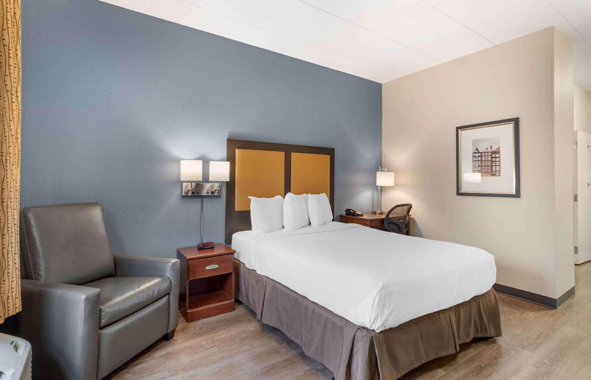 Studio 6 Corporate Extended Stay Chicago Lisle IL photo 6