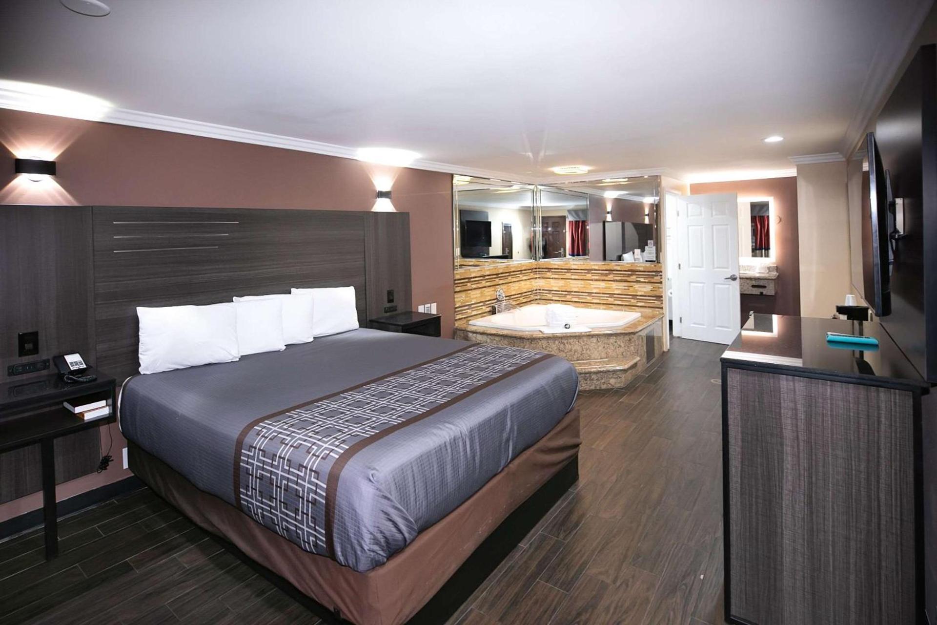 Rodeway Inn & Suites Bellflower photo 8