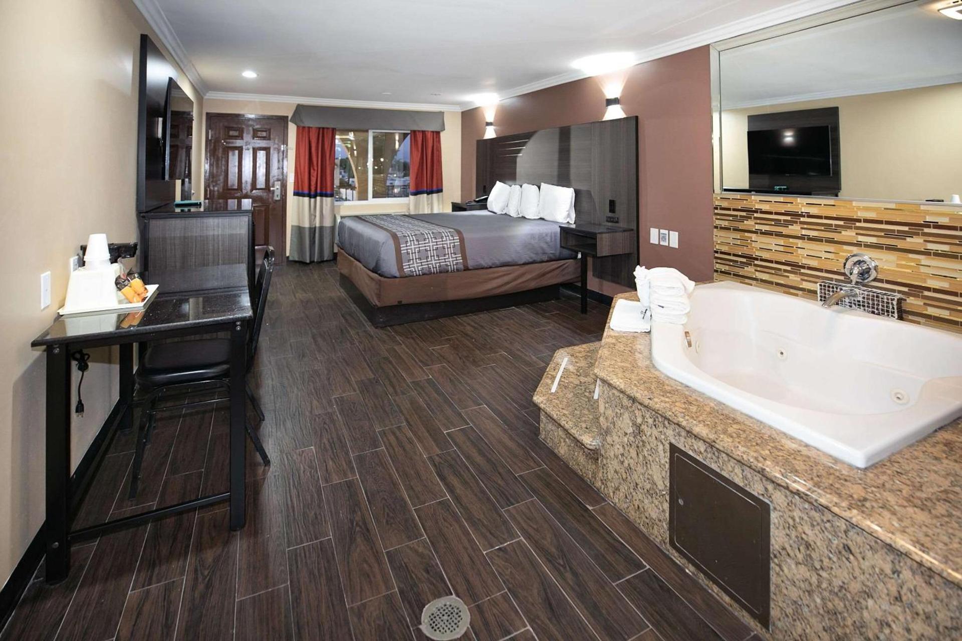 Rodeway Inn & Suites Bellflower photo 9