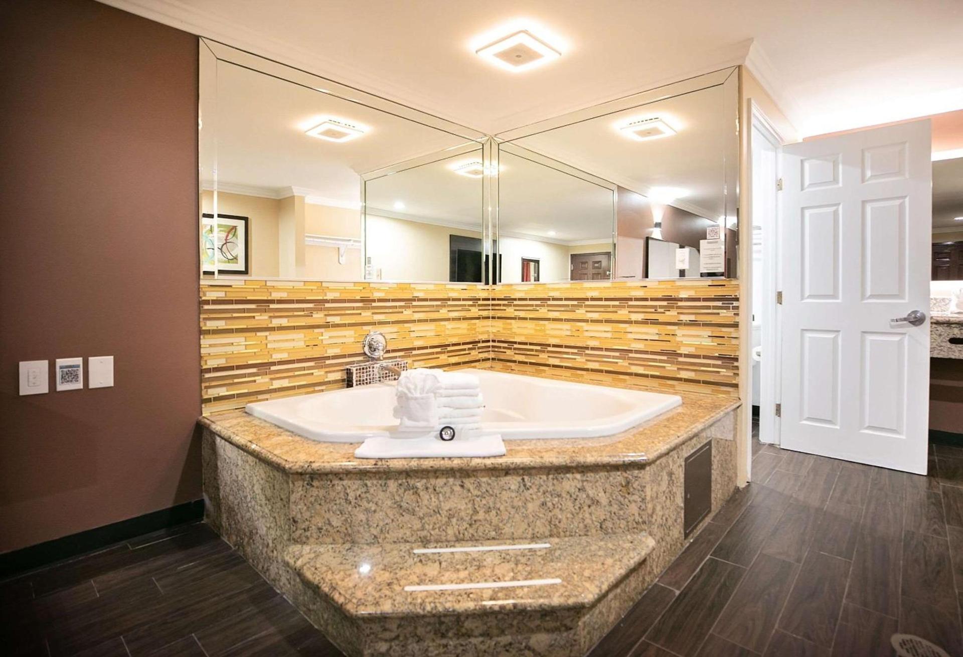 Rodeway Inn & Suites Bellflower photo 10
