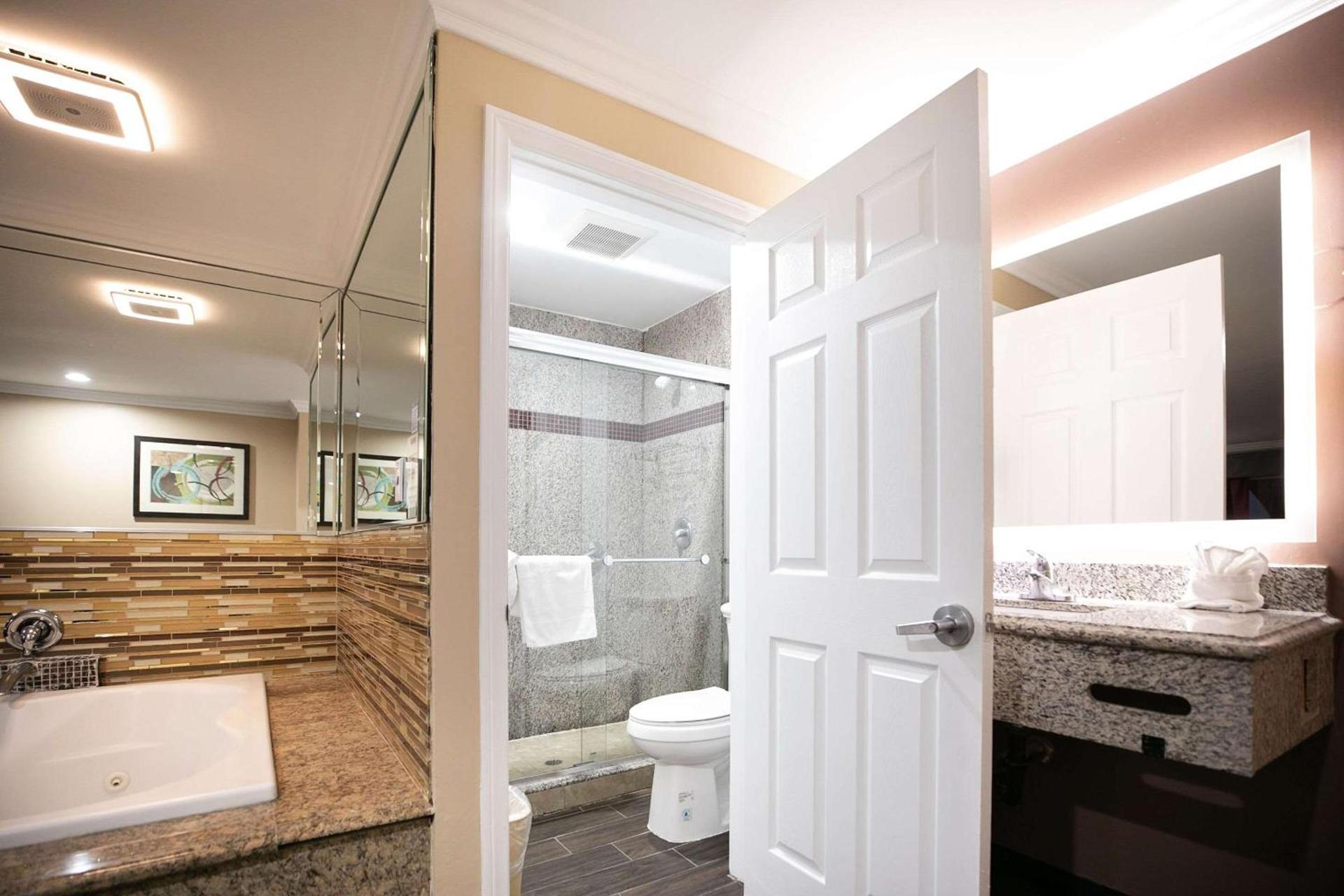 Rodeway Inn & Suites Bellflower photo 11