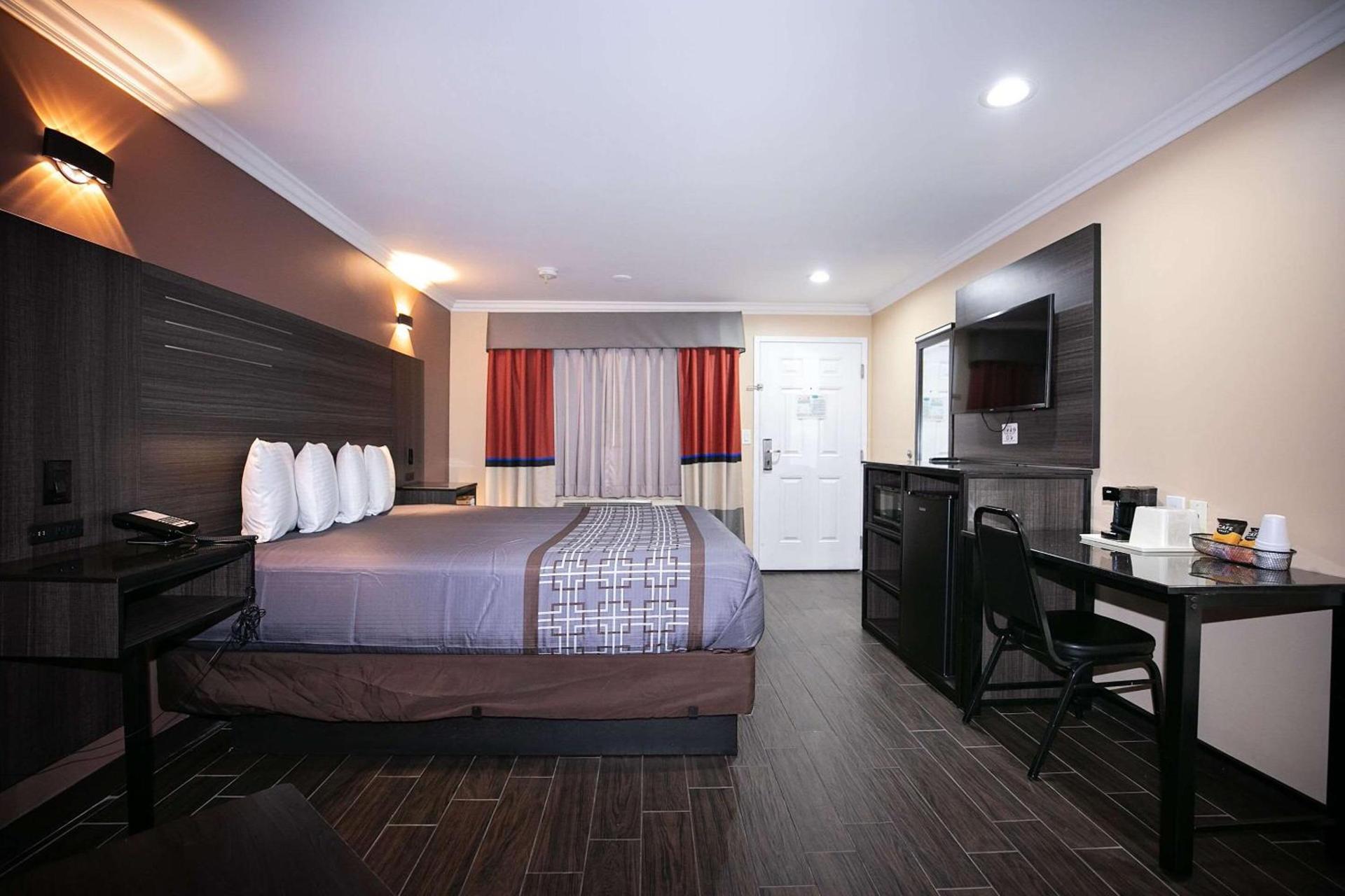 Rodeway Inn & Suites Bellflower photo 13