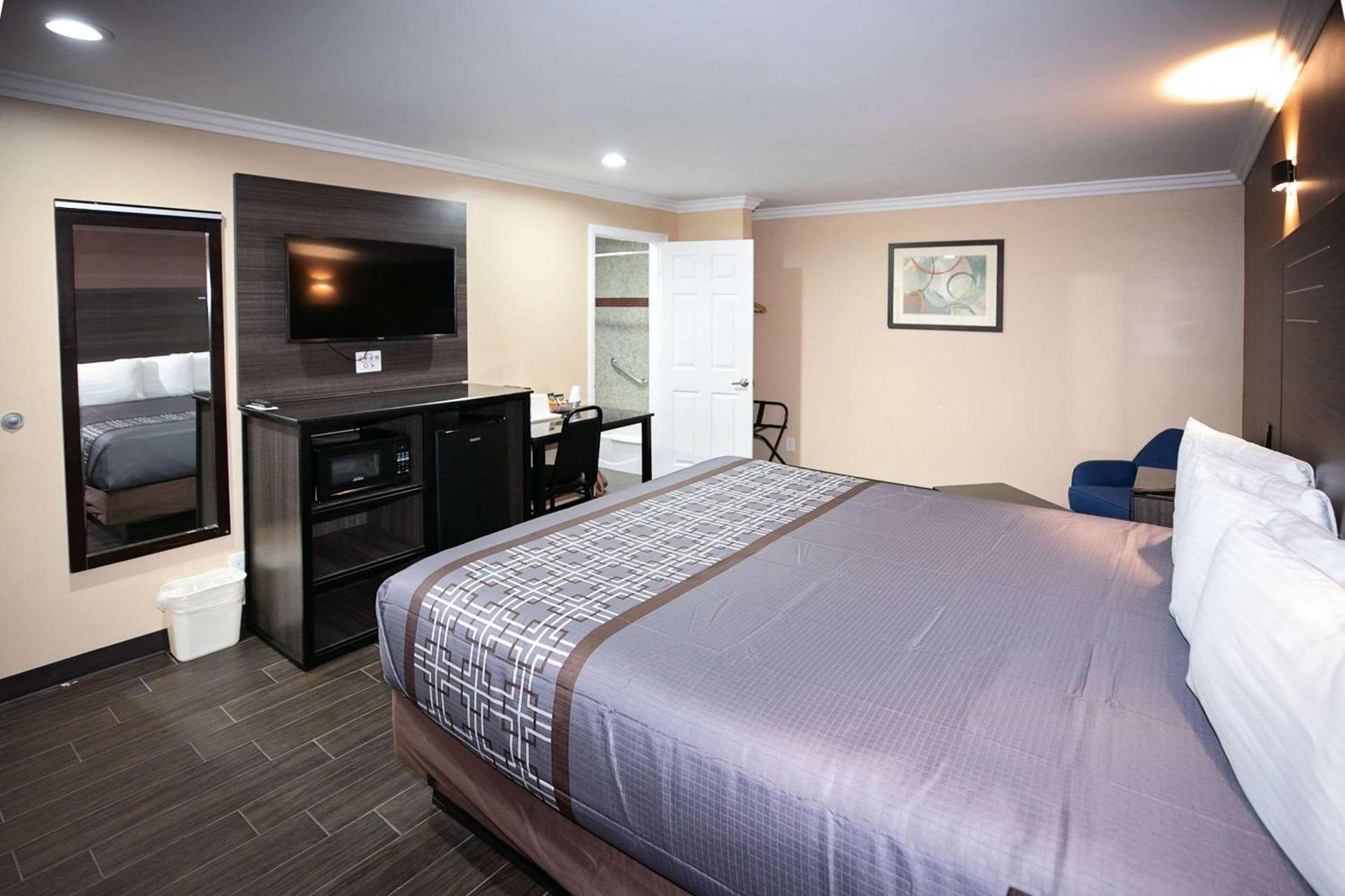 Rodeway Inn & Suites Bellflower photo 14