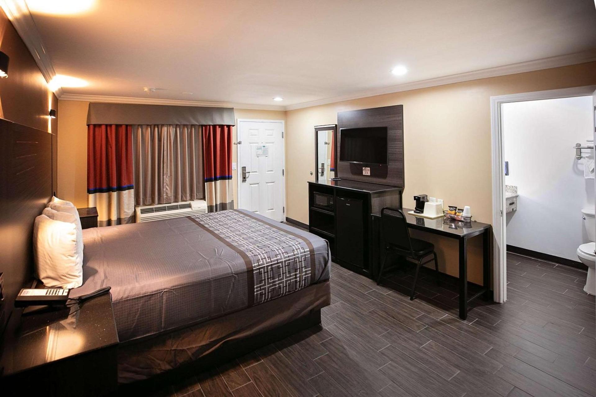 Rodeway Inn & Suites Bellflower photo 15