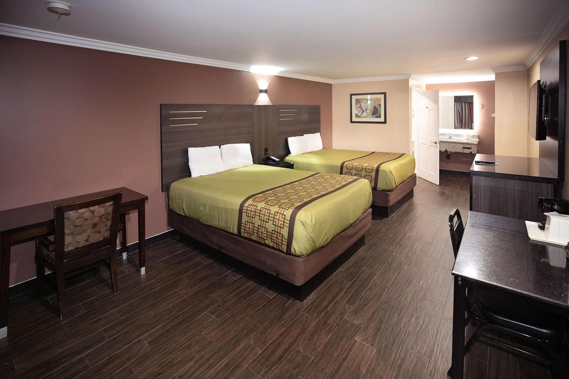 Rodeway Inn & Suites Bellflower photo 16