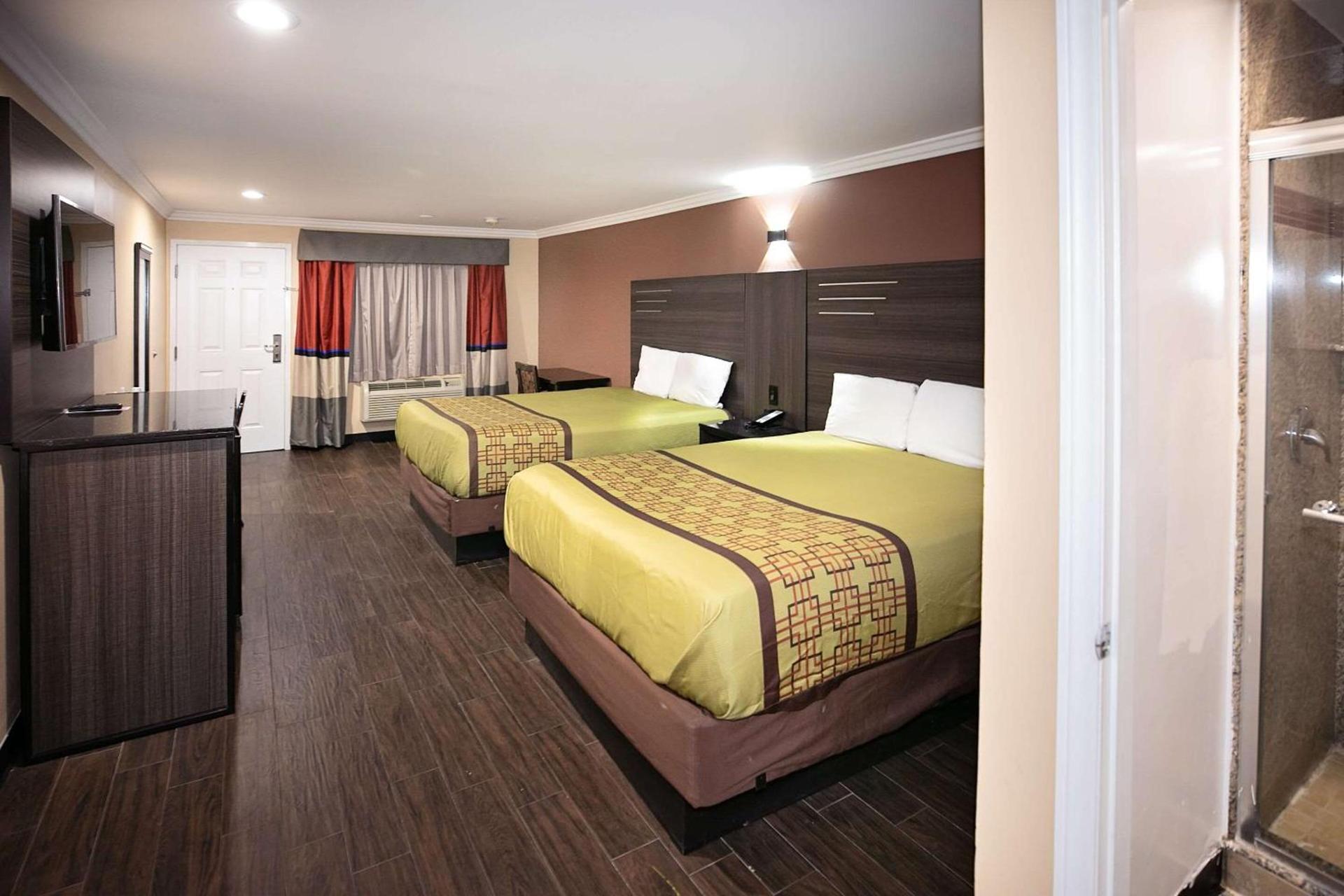 Rodeway Inn & Suites Bellflower photo 17
