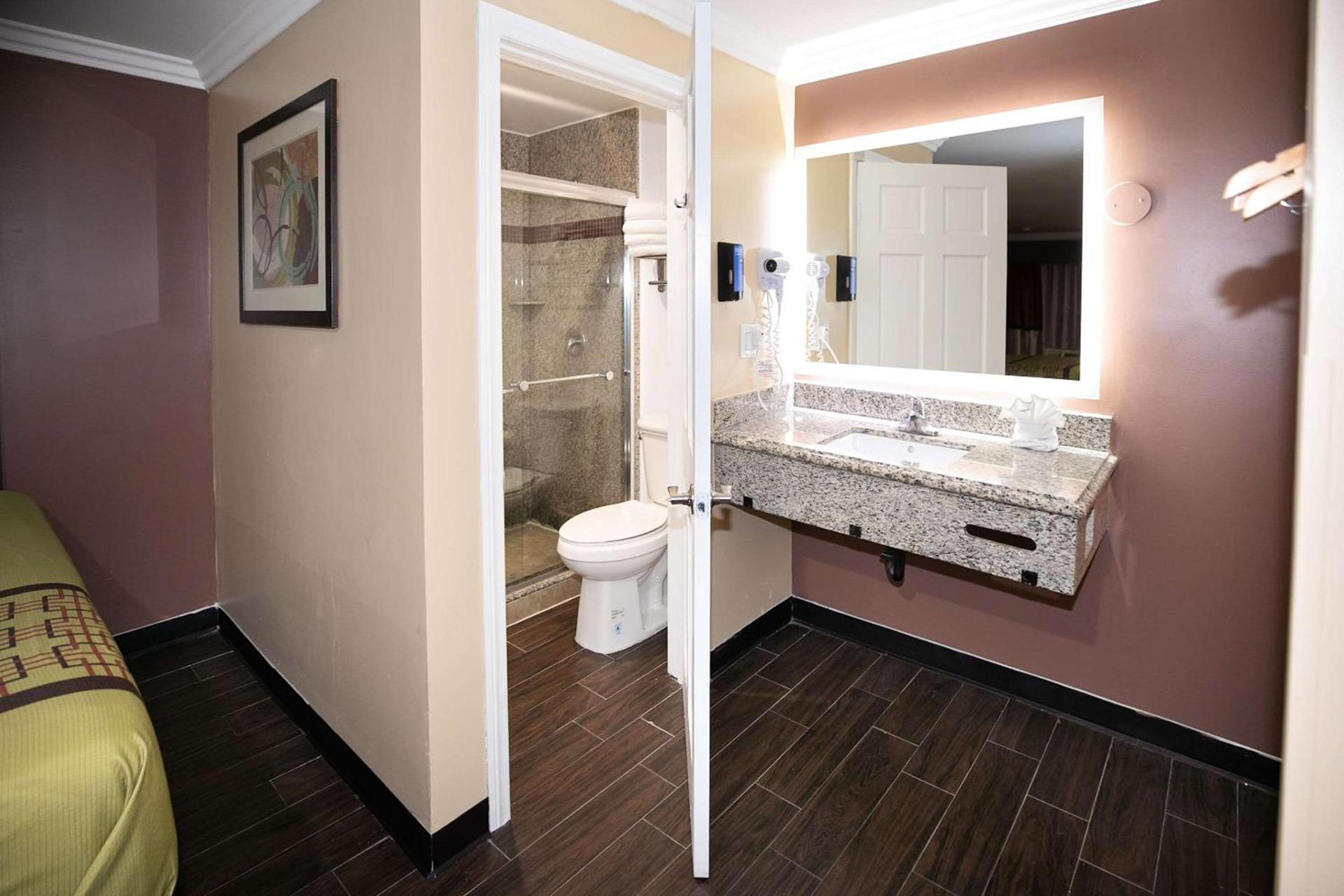 Rodeway Inn & Suites Bellflower photo 18