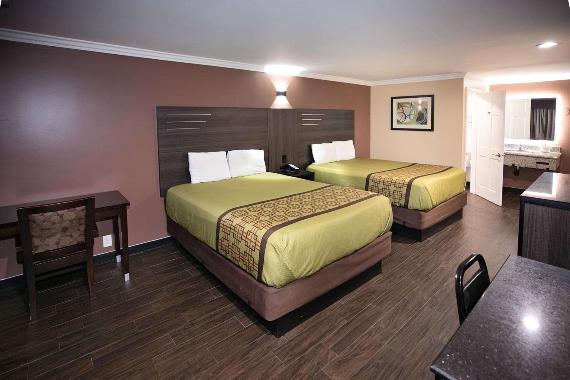 Rodeway Inn & Suites Bellflower photo 19