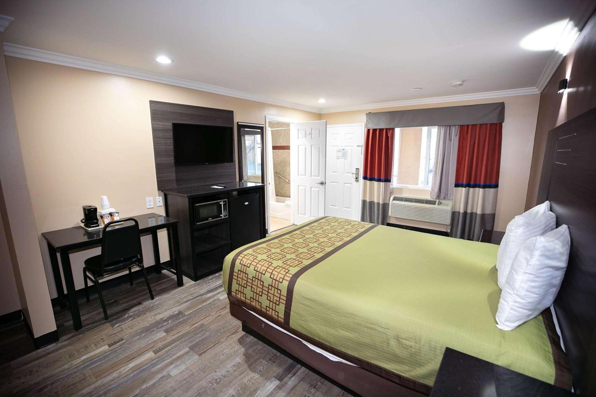 Rodeway Inn & Suites Bellflower photo 20