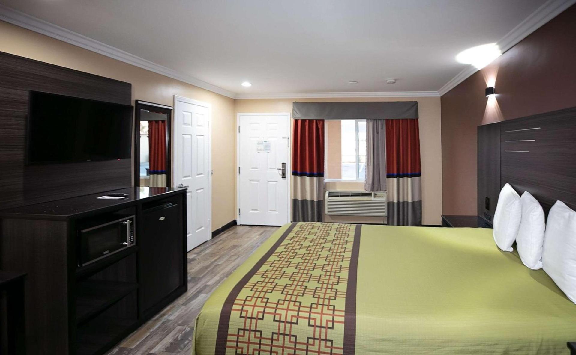 Rodeway Inn & Suites Bellflower photo 21