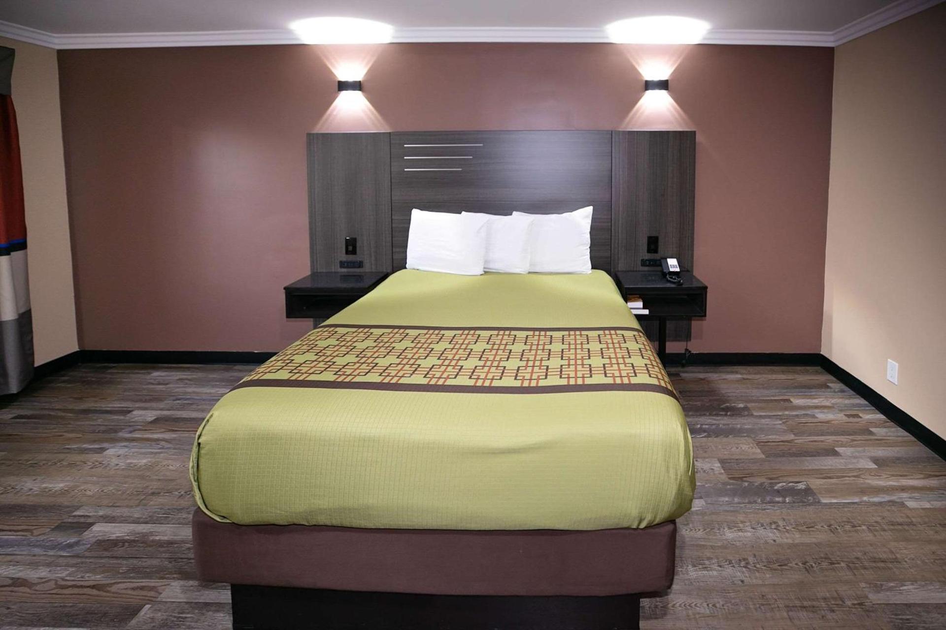 Rodeway Inn & Suites Bellflower photo 22