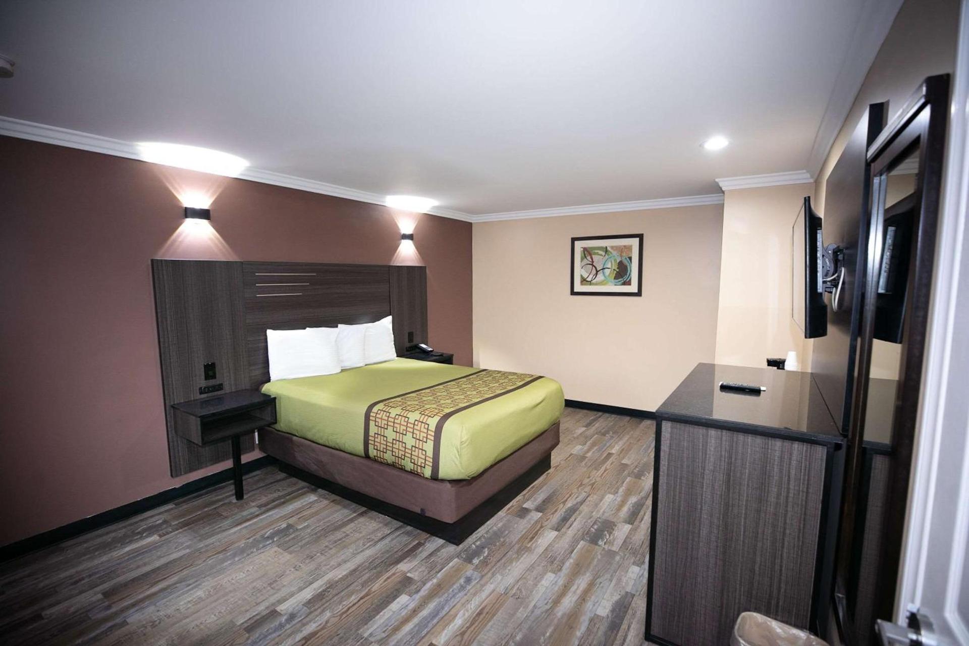 Rodeway Inn & Suites Bellflower photo 23