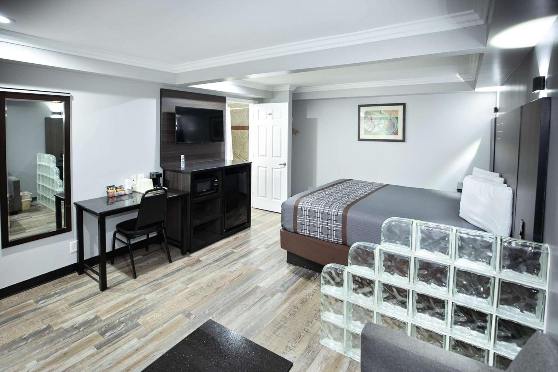 Rodeway Inn & Suites Bellflower photo 26