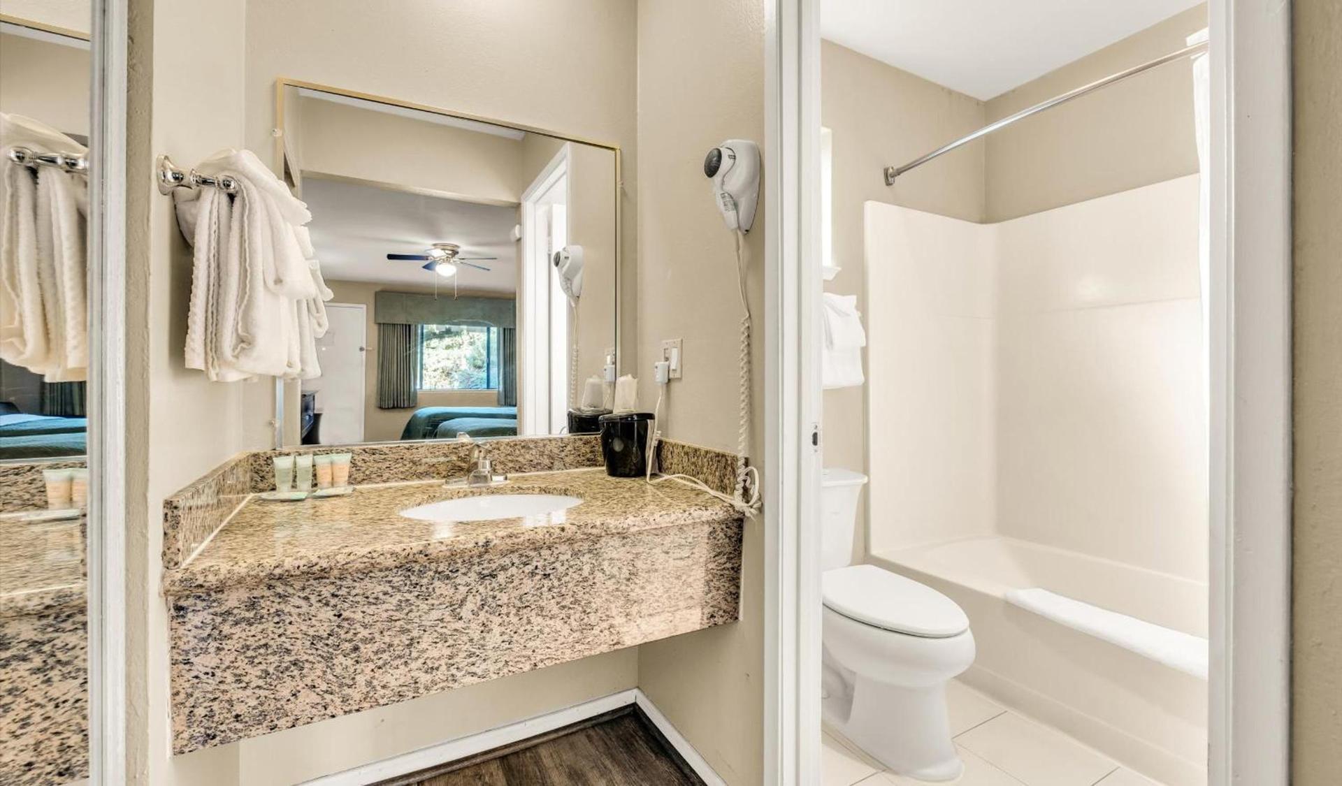 Scottish Fairway Inn photo 32