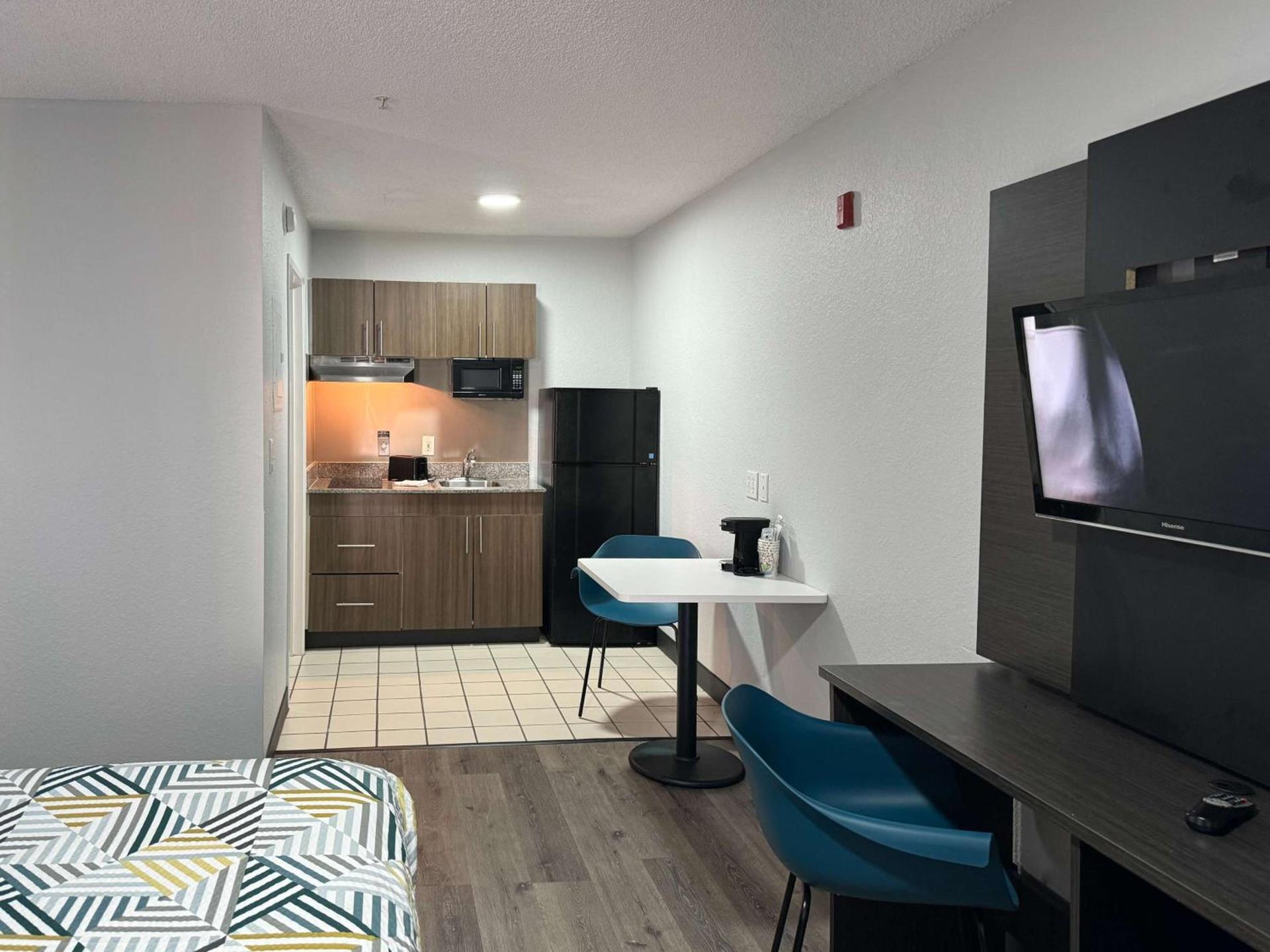 Studio 6 Extended Stay - West Palm Beach, FL photo 2