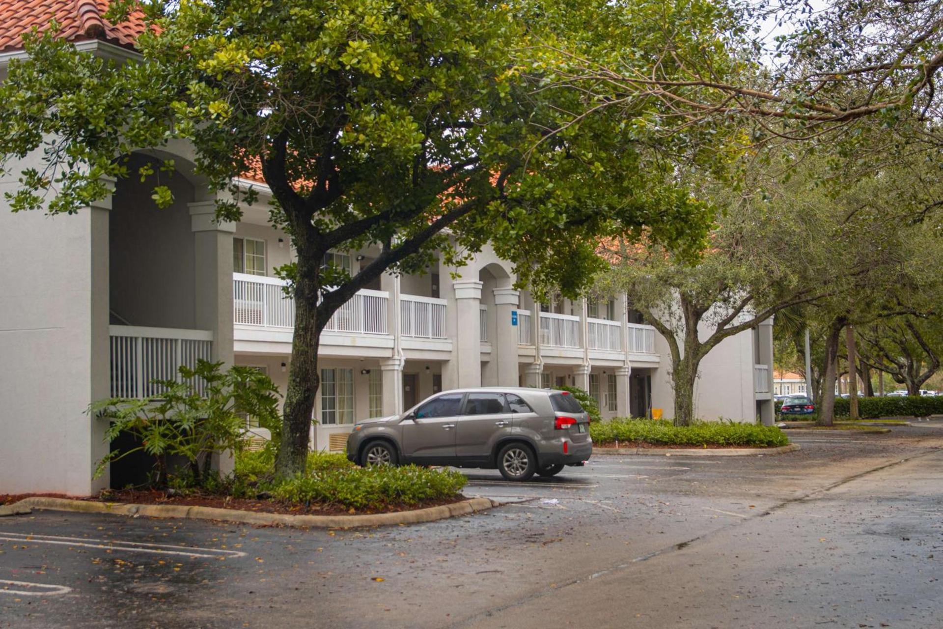 Studio 6 Extended Stay - Coral Springs, FL- Fort Lauderdale photo 4