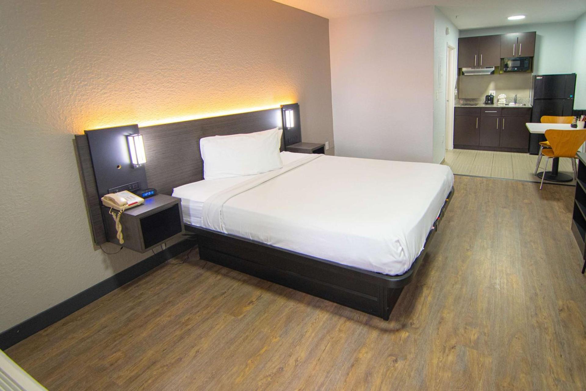 Studio 6 Extended Stay - Coral Springs, FL- Fort Lauderdale photo 10