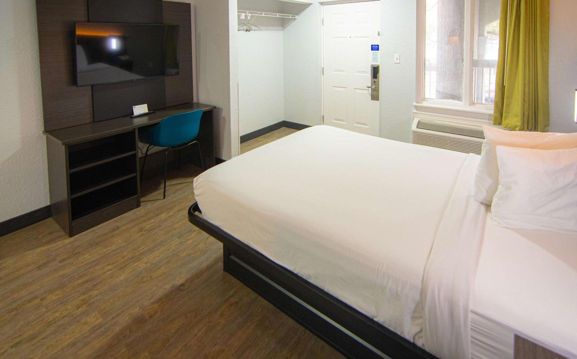Studio 6 Extended Stay - Coral Springs, FL- Fort Lauderdale photo 11