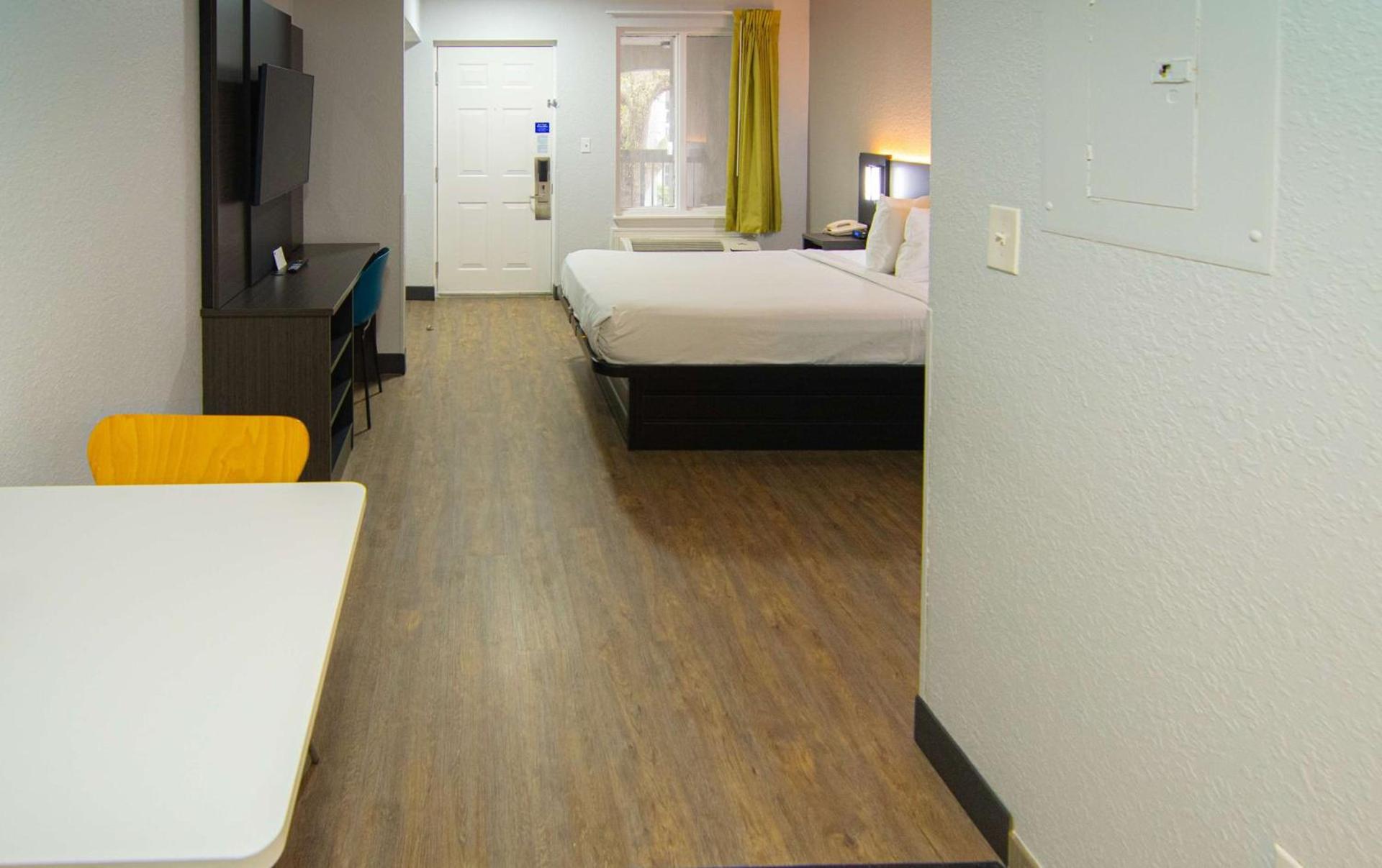 Studio 6 Extended Stay - Coral Springs, FL- Fort Lauderdale photo 12