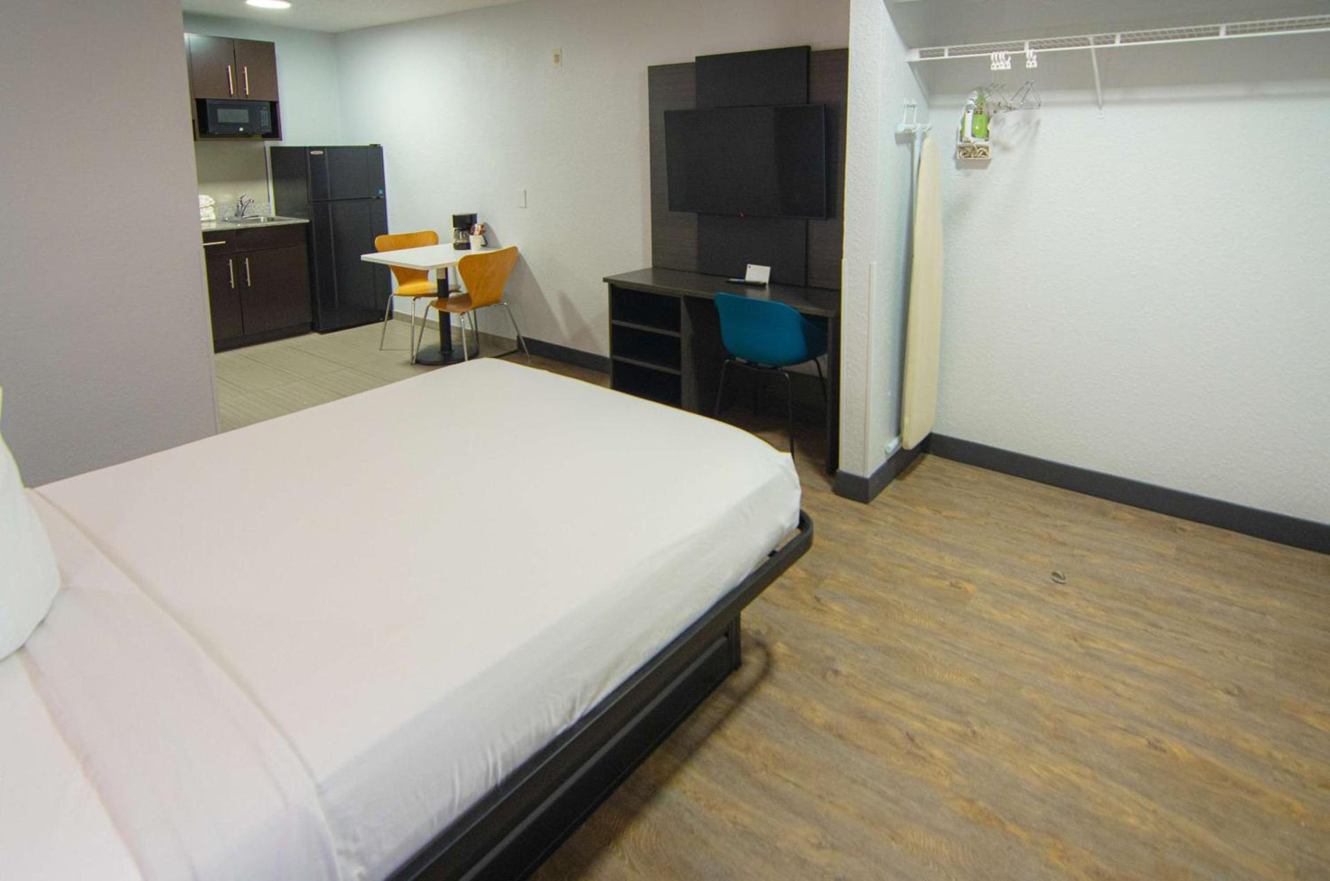 Studio 6 Extended Stay - Coral Springs, FL- Fort Lauderdale photo 13