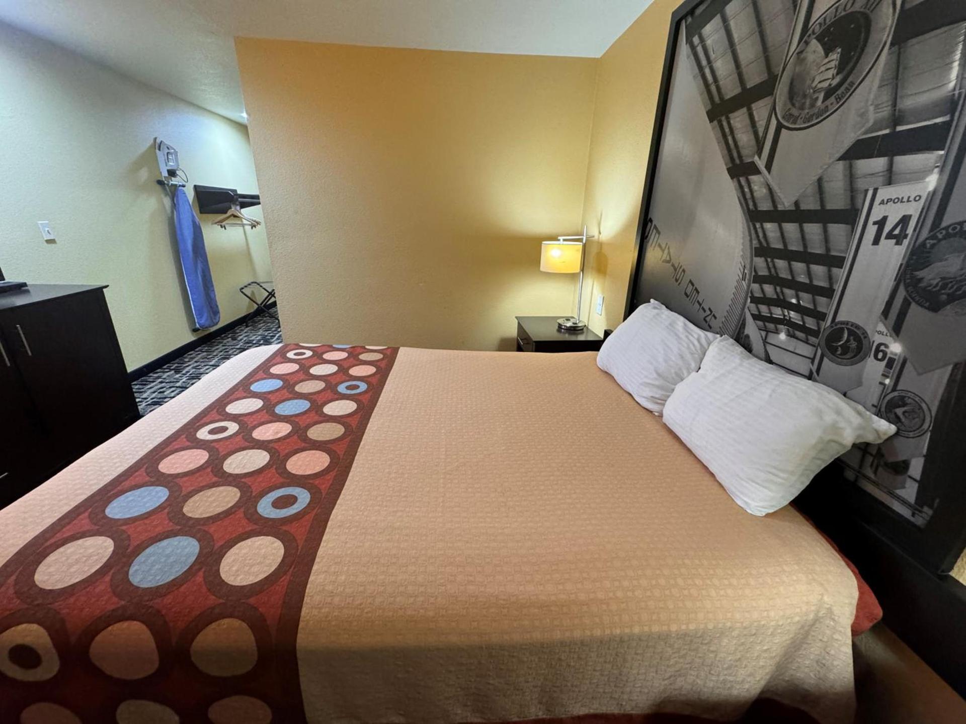 Super 8 by Wyndham Pasadena photo 54