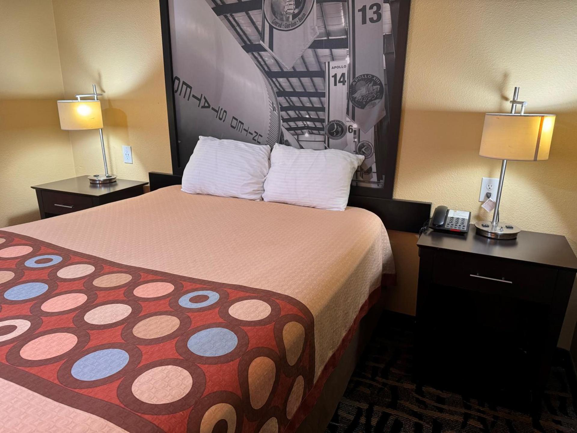 Super 8 by Wyndham Pasadena photo 55