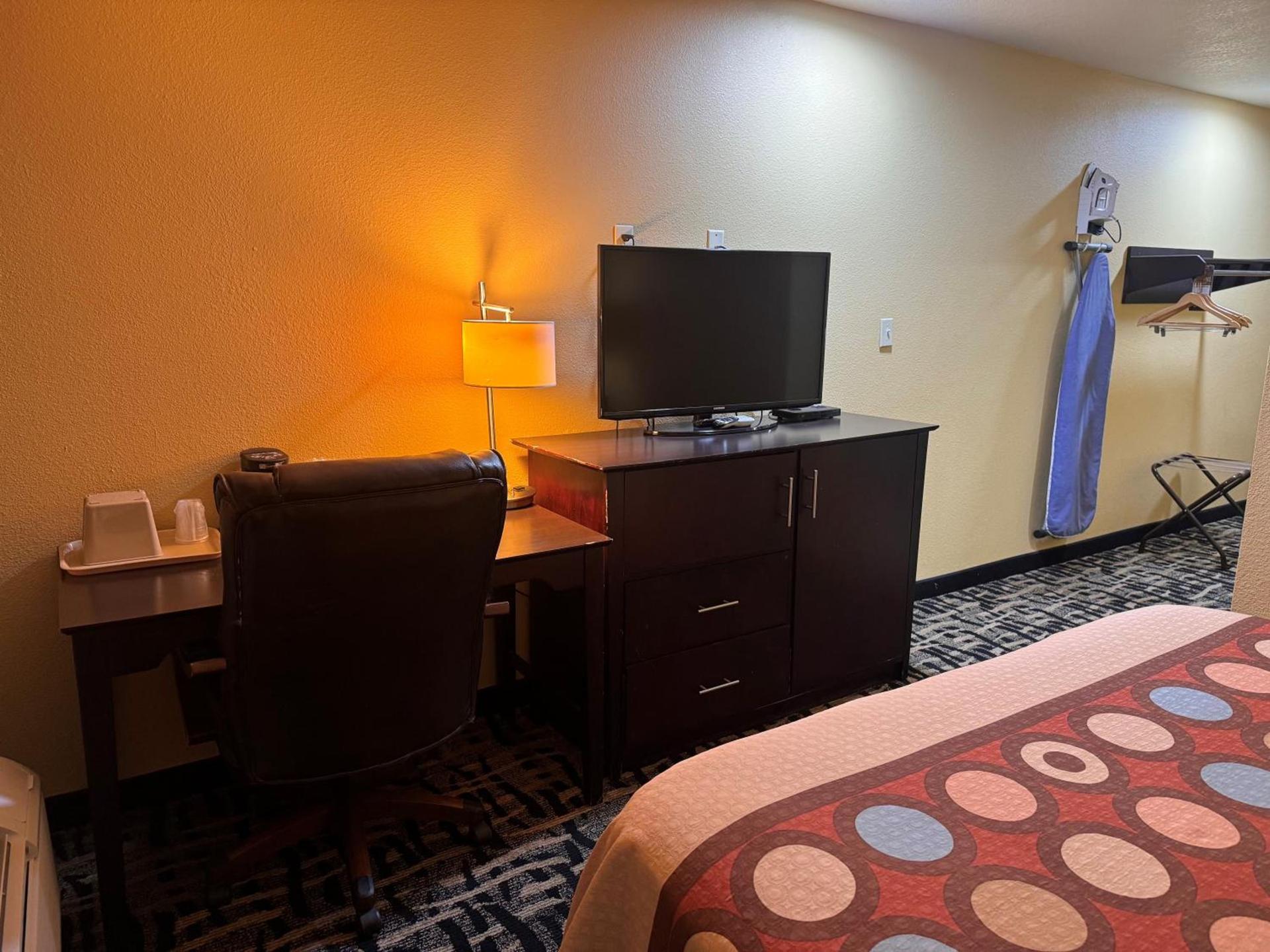 Super 8 by Wyndham Pasadena photo 56
