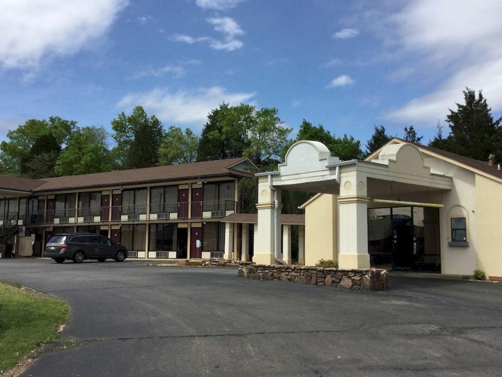 Sunset Inn Clarksville photo 60