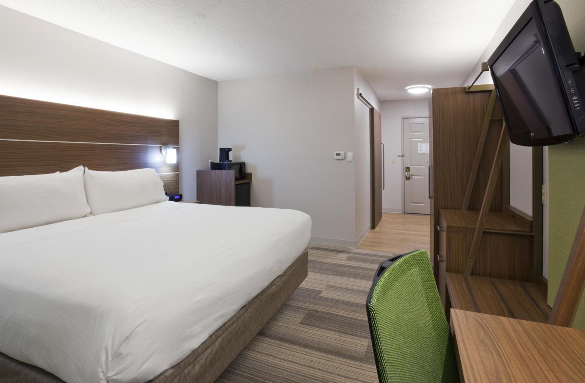 Holiday Inn Express & Suites Minneapolis - West End by IHG photo 11