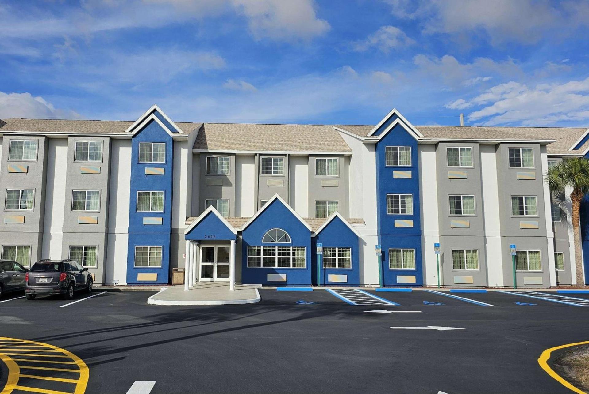 Microtel Inn & Suites by Wyndham Bushnell photo 1