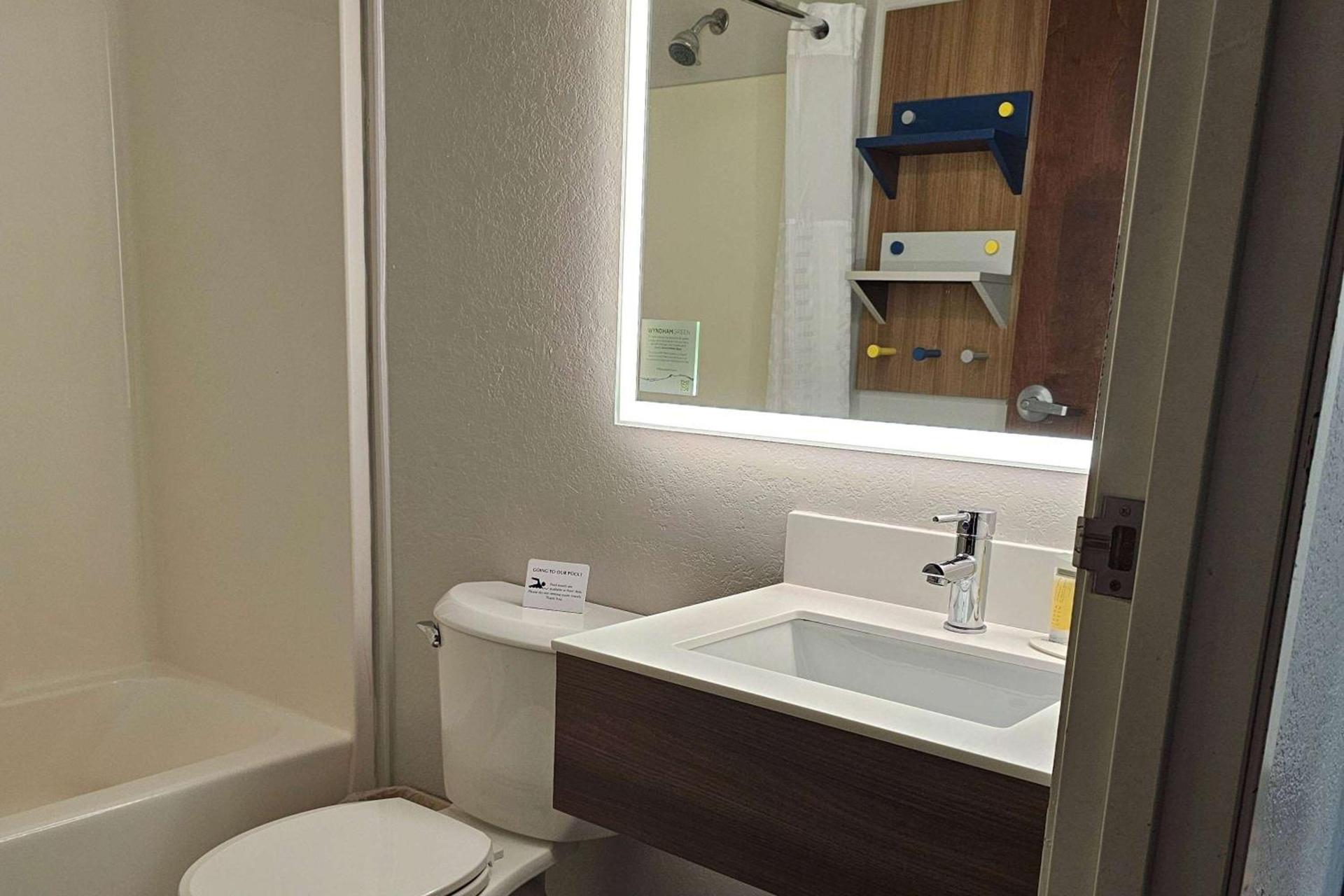 Microtel Inn & Suites by Wyndham Bushnell photo 6