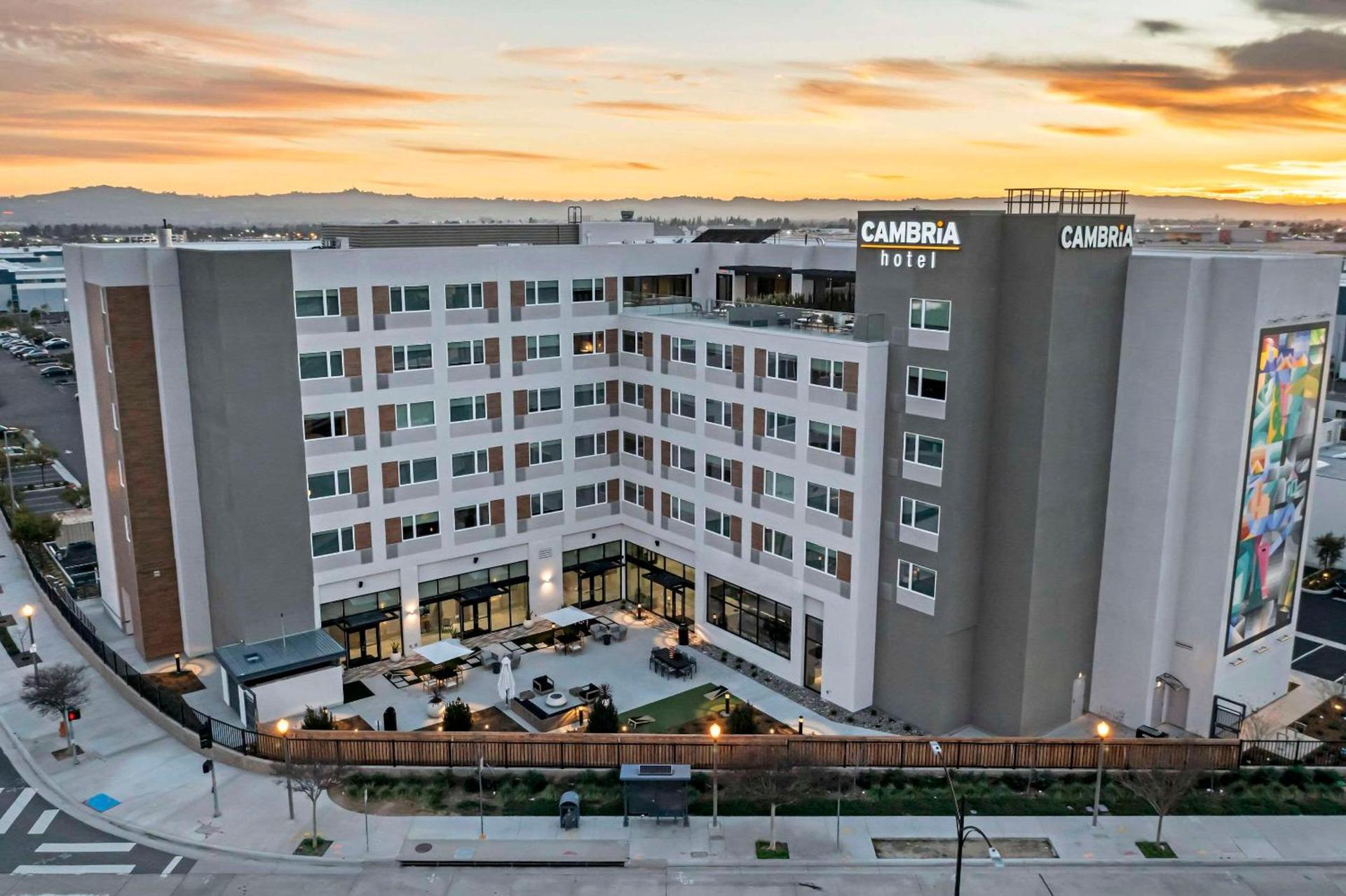Cambria Hotel Burbank Airport photo 5