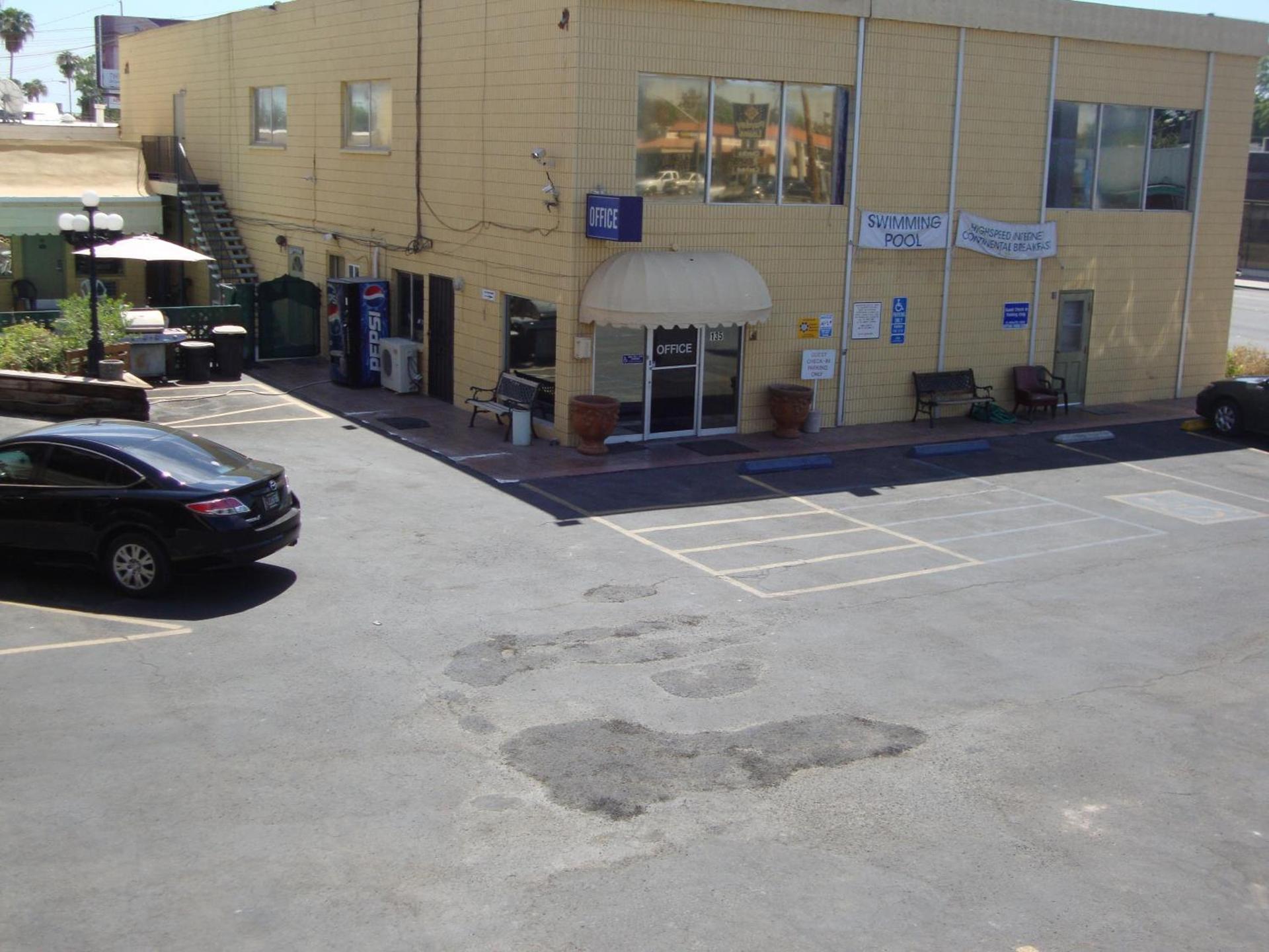 Townhouse Inn and Suites photo 37