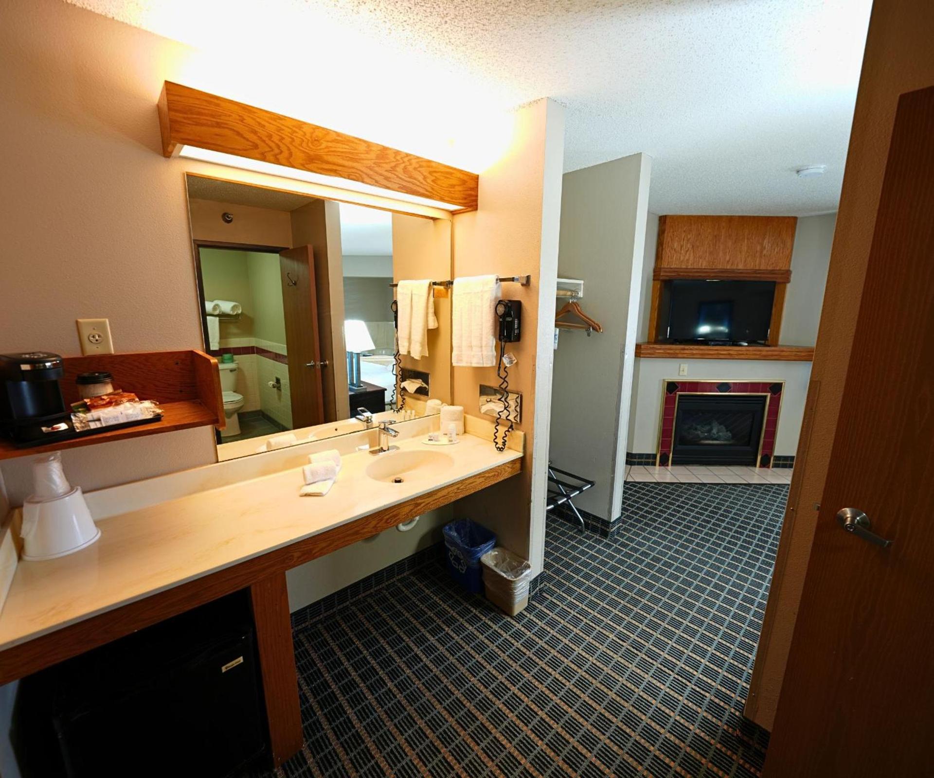 Baymont by Wyndham Marshalltown photo 48