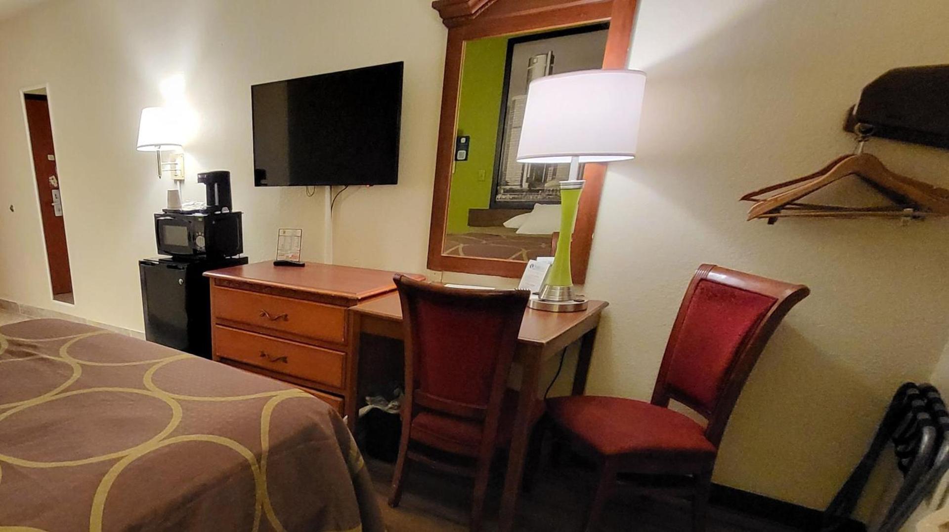 Super 8 by Wyndham Canton/Livonia Area photo 17