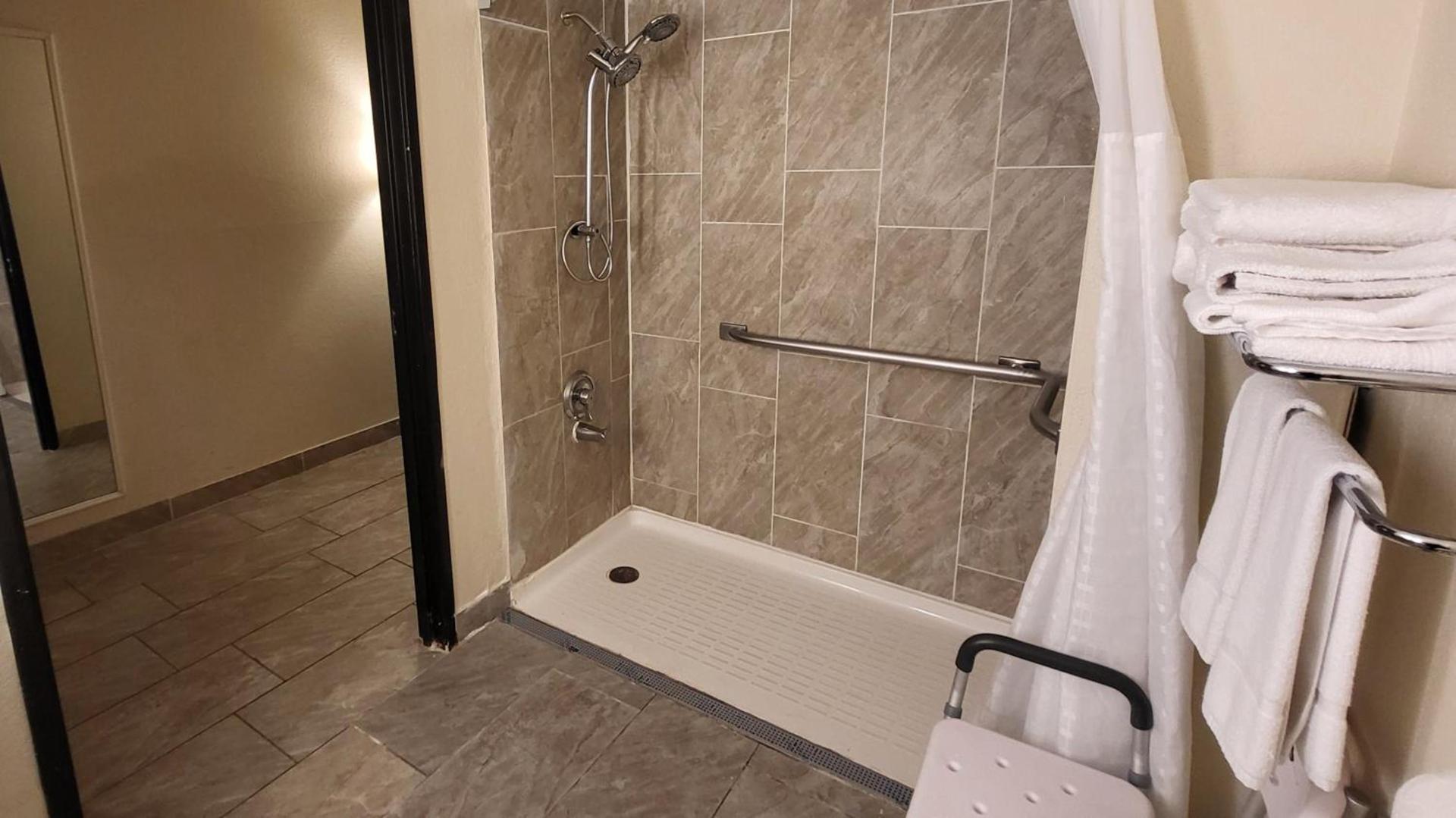Super 8 by Wyndham Canton/Livonia Area photo 15