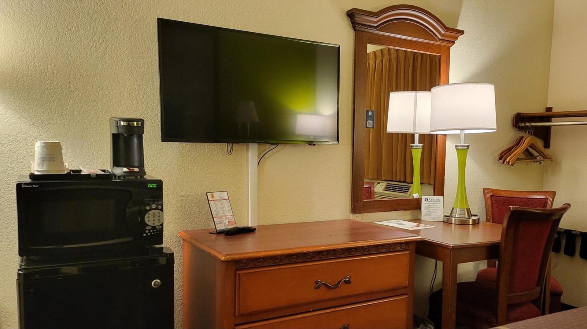 Super 8 by Wyndham Canton/Livonia Area photo 16