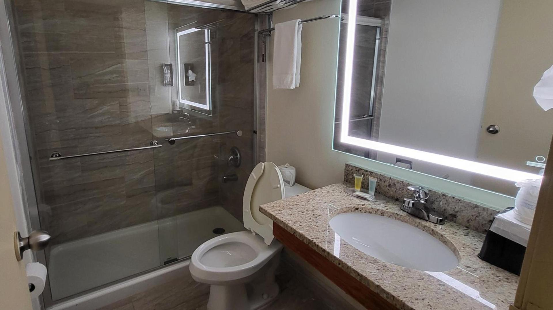Super 8 by Wyndham Canton/Livonia Area photo 21