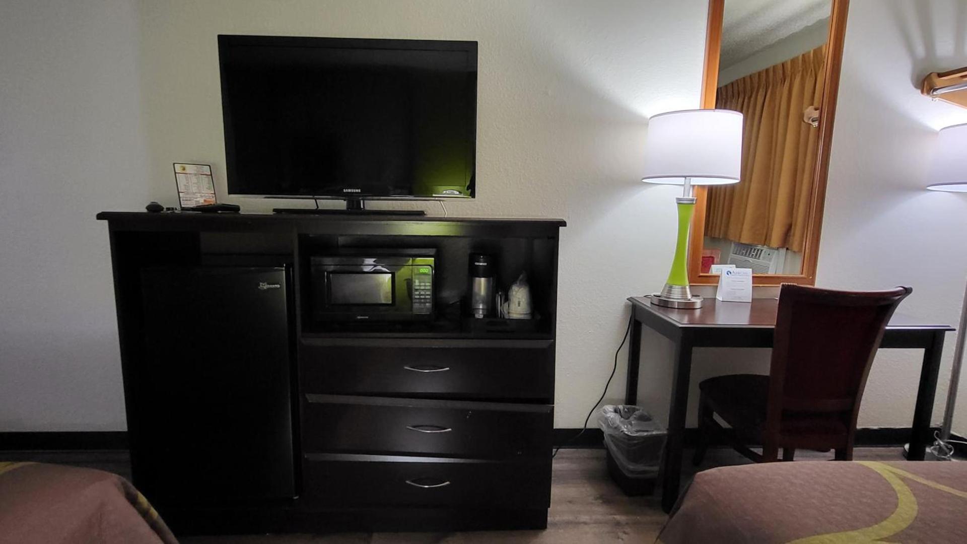 Super 8 by Wyndham Canton/Livonia Area photo 20